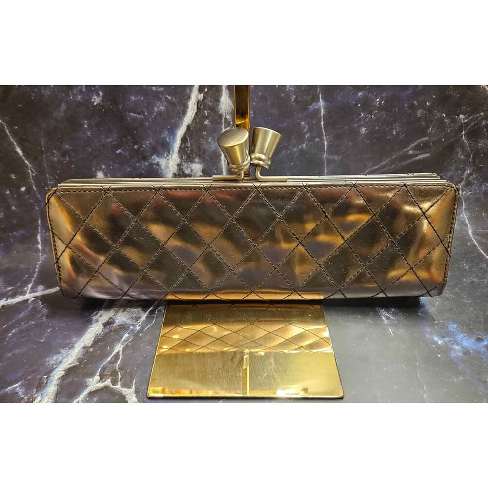 Sleek Silver Evening Clutch – Diamond Stitch Detail & Chain Strap